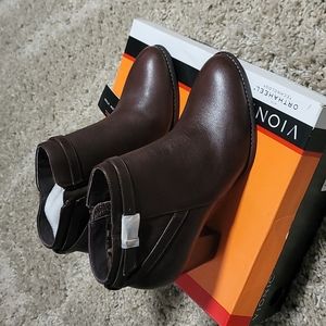 Vionic Upright Upton boots